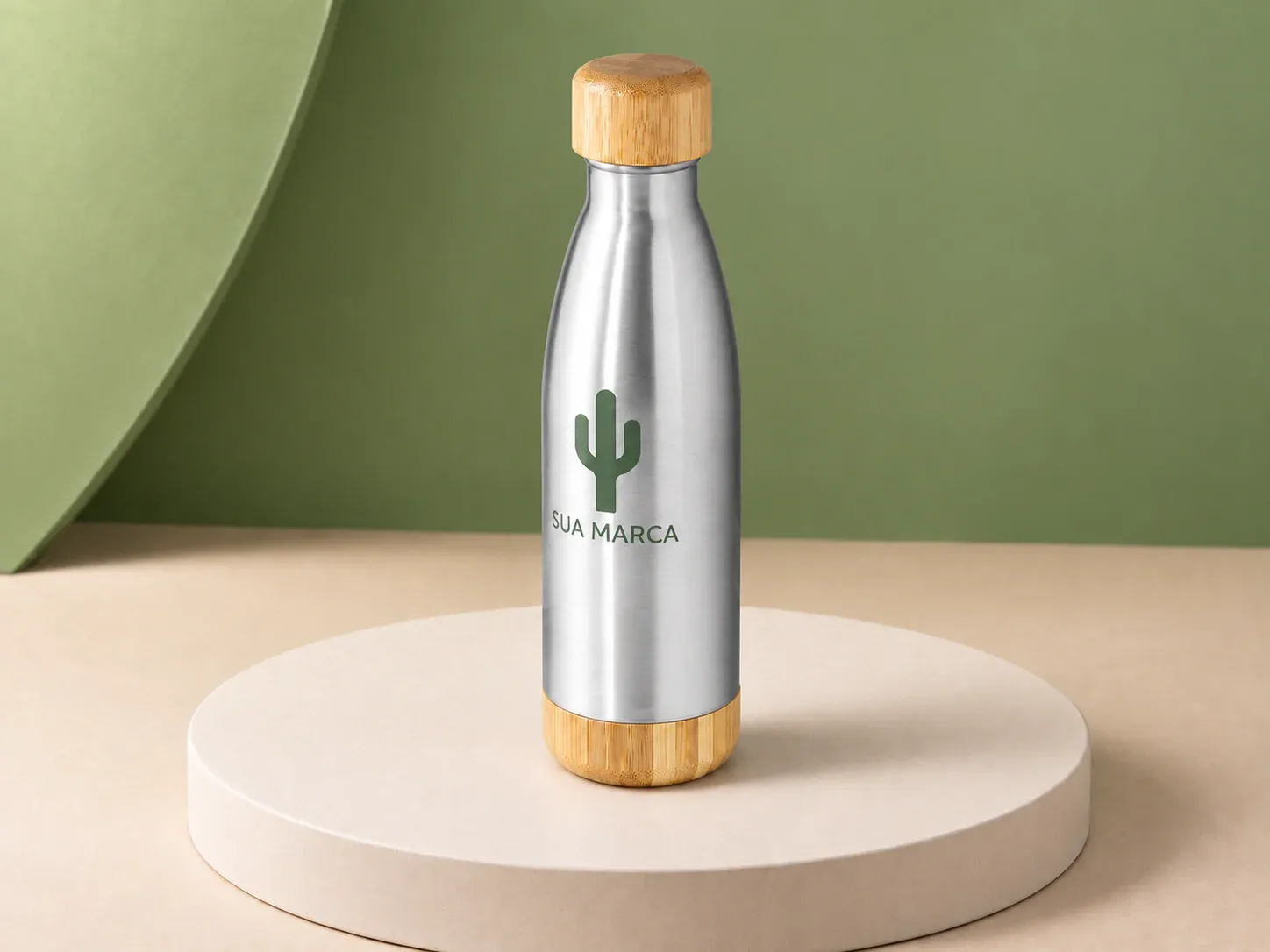 Garrafa térmica inox 800 ml com bambu, com exemplo de personalização colorida, visto de outro ângulo