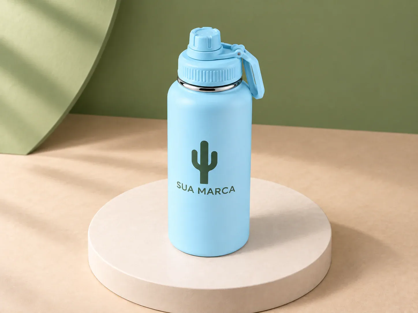 Garrafa térmica inox com tampa de bico, com exemplo de personalização colorida, visto de outro ângulo