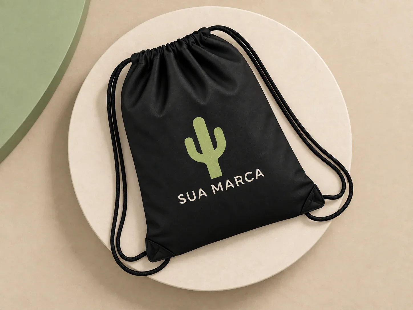 Mochila saco preta com cordões, com exemplo de personalização colorida, visto de outro ângulo