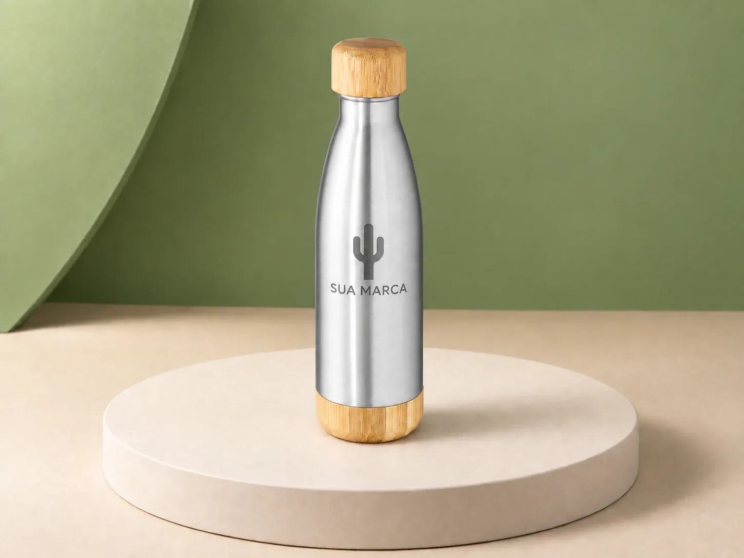 Garrafa térmica inox 800 ml com bambu, com exemplo de gravação a laser: um cacto e o texto “SUA MARCA” gravados