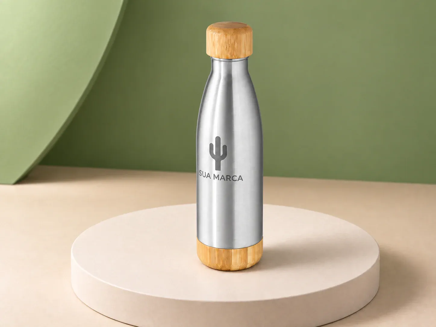 Garrafa térmica inox 800 ml com bambu, com exemplo de gravação a laser, visto de outro ângulo