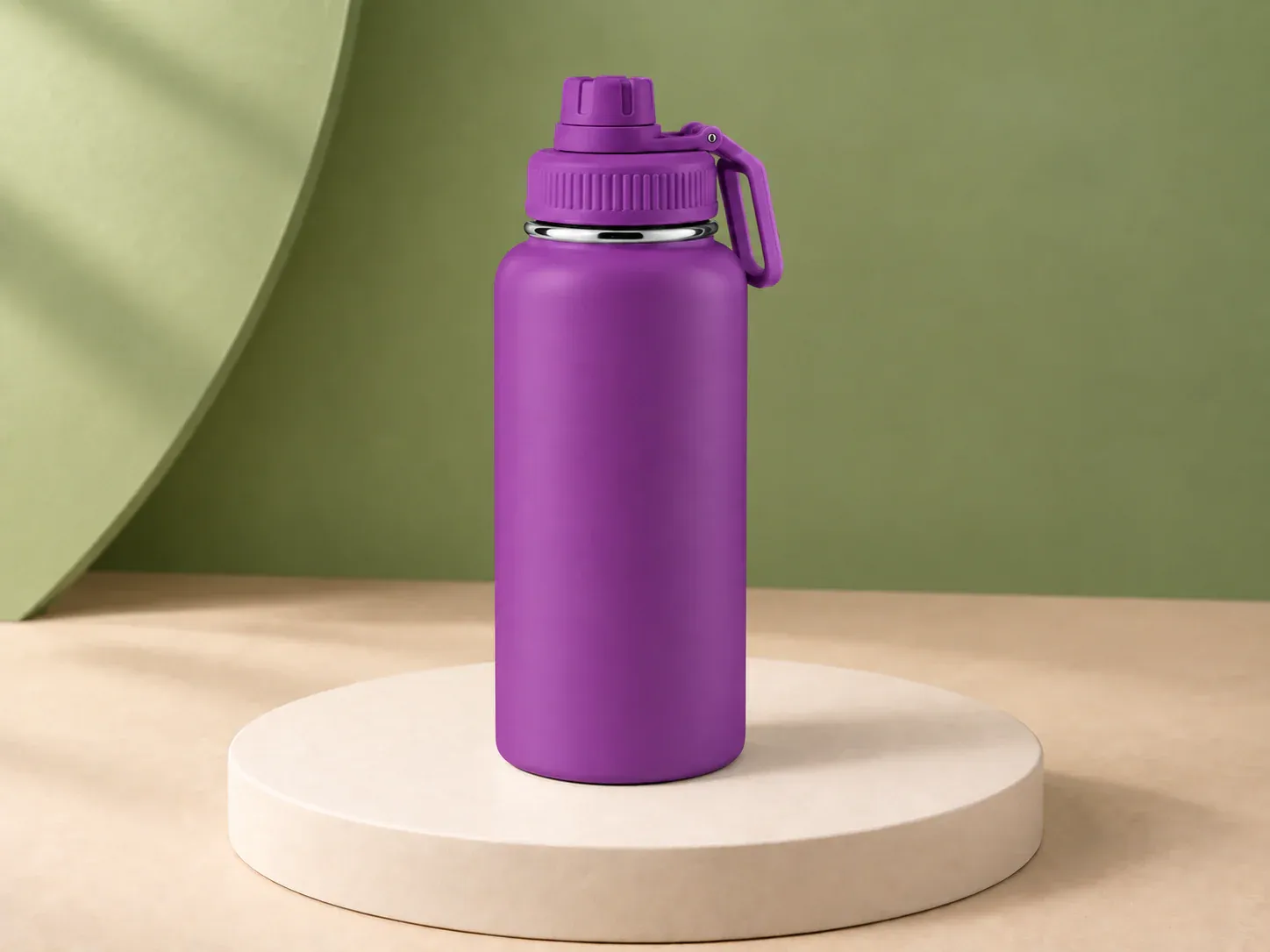 Garrafa térmica inox com tampa de bico, na cor roxo